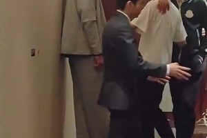 网友此前在饭店偶遇易建联！看这状态好像喝多了，都靠墙了😂